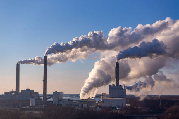 usine qui rejette de la fumée dans l'atmosphère